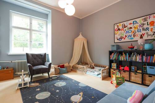 Kinderzimmer - 4 Zimmer Mehrfamilienhaus, Wohnhaus in Berlin