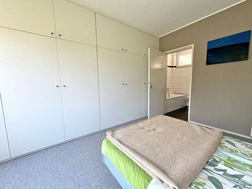 Schlafzimmer mit Zugang zum Bad - 