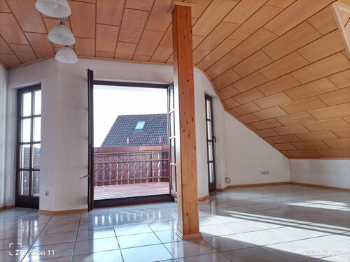 Wohnzimmer mit Zugang Balkon - Etagenwohnung mit 118,00 m&sup2; in Ramstein-Miesenbach zum Kaufen