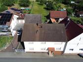 Haus Frontansicht - Freistehendes Raumwunder mit riesigem Garten, großer Scheune & iSFP-Bonus - Ideal für Familien