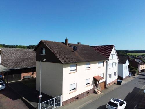 Haus Frontansicht seitlich - 8 Zimmer Bauernhaus, Landhaus zum Kaufen in Lützelbach