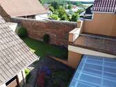 Steinwand und Innenhof - 