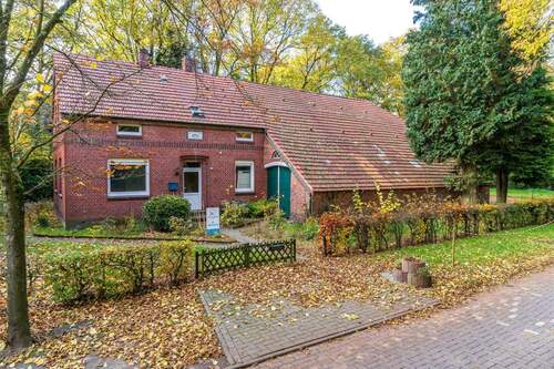 Straßenansicht (1) - 4 Zimmer Bauernhaus, Landhaus in Uplengen-Remels