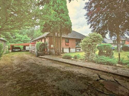 Haus und Einfahrt - Großer Walmdach-Bungalow mit Potenzial zum schöner wohnen'