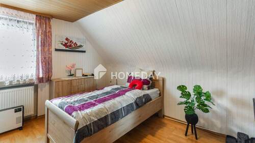 1. OG Schlafzimmer 1 - 