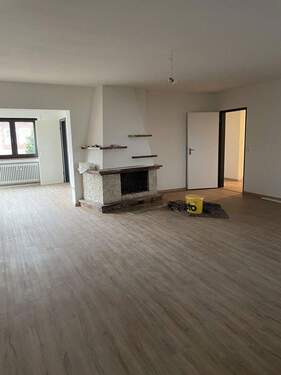 Wohnzimmer/Esszimmer - Großzügige, renovierte 3-Zimmerwohnung, mit Wintergarten, offenem Kamin und Kachelofen