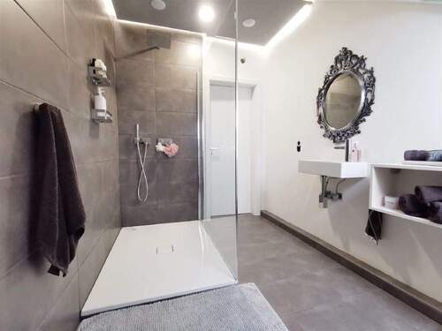 Badezimmer mit Dusche - 