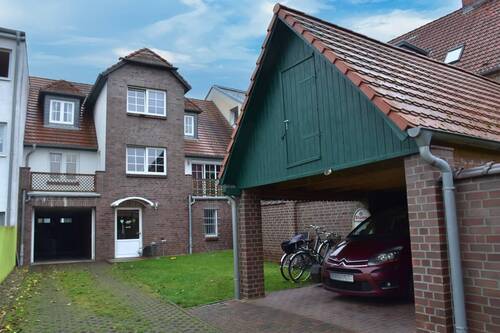 Hofseite mit Carport - 