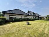 Vorderansicht - Viel Platz für die Familie- Mehrgenartionenhaus in ruhiger Lage!