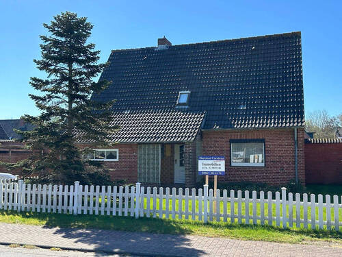 Straßenansicht - Solide Basis für Ihre Wohnideen – Haus zur Modernisierung
