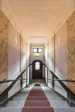 Historischer Eingangsbereich - Etagenwohnung mit 120,00 m&sup2; in Leipzig zum Kaufen