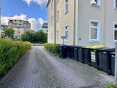 Grundstückseinfahrt zu den Stellplätzen - Etagenwohnung mit 81,00 m&sup2; in Dresden zum Kaufen