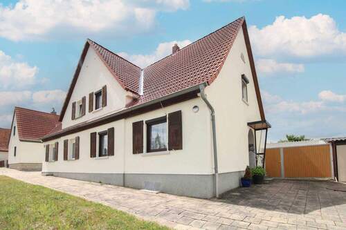 Hausansicht - DHH mit Garage und kleinem Garten