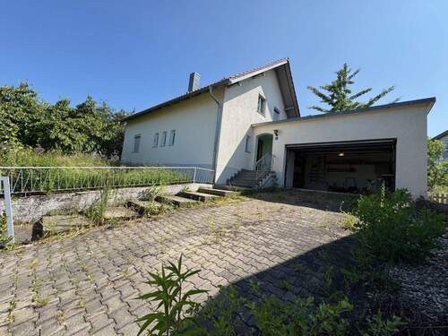 Hauszufahrt mit Garage - 5 Zimmer Einfamilienhaus in Arnstorf