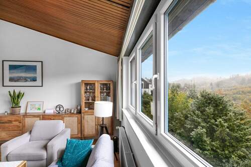 Ausblick Wohnzimmer - 6 Zimmer Reihenendhaus zum Kaufen in Gummersbach