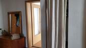 Flur Blick zur Wohnzimmertüre - 