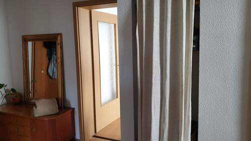 Flur Blick zur Wohnzimmertüre - 