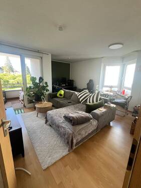 Wohnzimmer aktuell - Sehr schön geschnittene 2-Zimmerwohnung mit Balkon in Nähe der Missionsärztlichen Klinik
