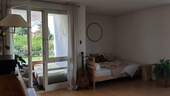 Wohnzimmer mit Blick auf Balkon - 2 Zimmer Etagenwohnung zur Miete in Würzburg
