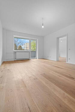Wohnzimmer - 2-Zimmer Wohnung mit Einbauküche und Balkon - Frisch saniert