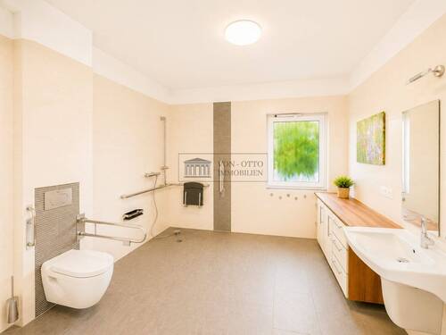 Modern barrierefreie Badezimmergestaltung - 