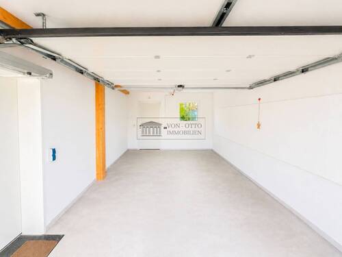 Garage mit Stellplatz davor - 