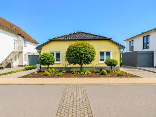 Vorstadt-Bungalow mit gepflegten Garten - Traumhafter barrierefreier Bungalow in Bergheim - Modernes Wohnen ohne Hindernisse!