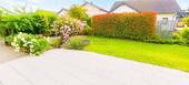 Heller Garten mit blühenden Rosen - 