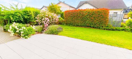 Heller Garten mit blühenden Rosen - 