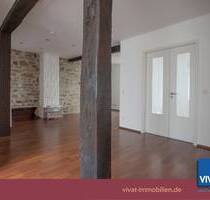 Erdgeschoss-Wohnung (3ZKB) mit Loft-Charakter. City-Lage in zweiter Reihe. EBK, Stellplatz. - Friedrichsdorf
