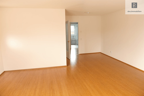 Wohnzimmer mit Blick zum Flur - Etagenwohnung mit 64,00 m² in Köln zum Kaufen