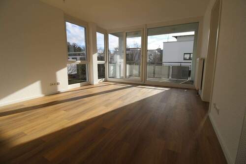 Wohnzimmer mit Zugang zum Balkon - Helle 4-Zimmer-Wohnung mit Balkon in ruhigem 7-Einheitenhaus
