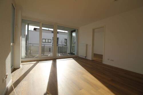 Wohnzimmer mit Zugang zu einem Schlafzimmer - 4 Zimmer Etagenwohnung zur Miete in Hagen