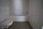 Badezimmer mit Badewanne - 