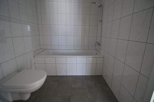 Badezimmer mit Badewanne - 