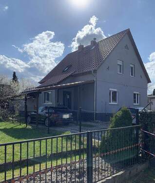 Haus Vorderansicht - Ein Stück Lebensqualität in der Nähe von Berlin