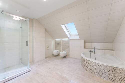 Tageslichtbad mit Dusche und Badewanne - 