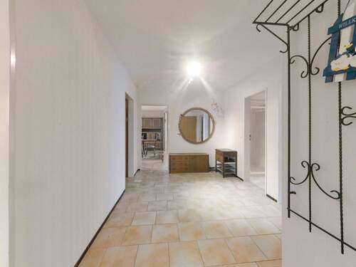 Flur - 8 Zimmer Mehrfamilienhaus, Wohnhaus in Zarpen