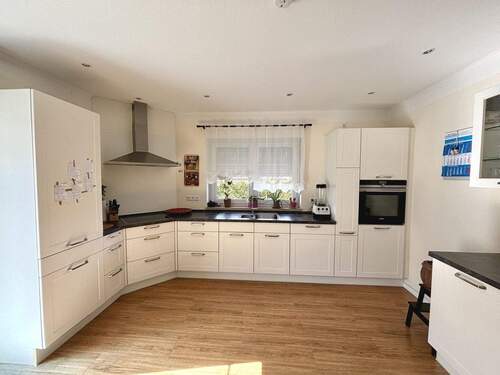 offene Küche mit Zugang zur Terrasse - 