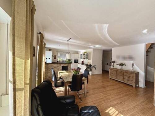 großzügies Wohn-und Esszimmer mit offener Küche und Zugang zur Terrasse - 