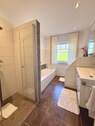 Vollbad mit Badewanne und ebenerdiger Dusche - 