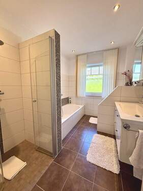 Vollbad mit Badewanne und ebenerdiger Dusche - 