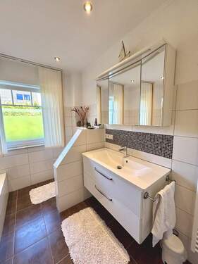 Vollbad mit Badewanne und ebenerdiger Dusche - 