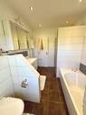 Vollbad mit Badewanne und ebenerdiger Dusche - 