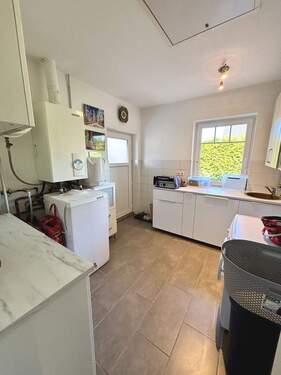 Hauswirtschaftsraum mit Zugang direkt in die Garage - 