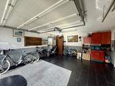 Garage mit elektrischem Tor - 