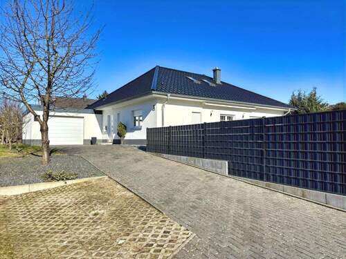 Zuwegung zur Garage und zum Haus mit Blick auf einen Stellplatz für Gäste - 5 Zimmer Bungalow zum Kaufen in Uelzen