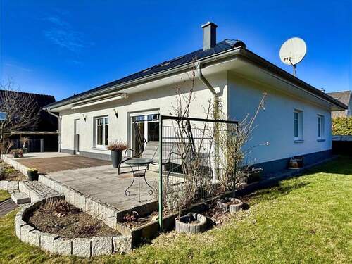 Süd-/Ostansicht mit Blick auf die Süd-Terrasse - 5 Zimmer Bungalow in Uelzen