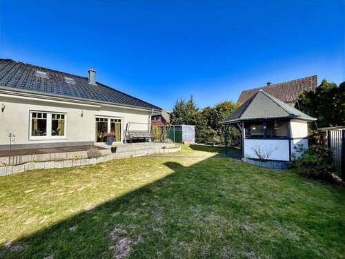 Blick in den Garten mit einem kleinen Pavillon - 