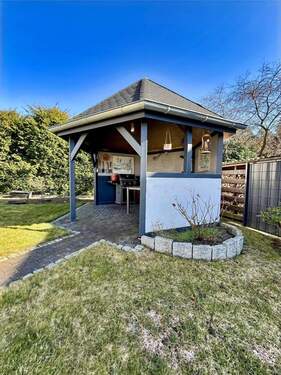 gemütlicher Pavillon im Garten - 